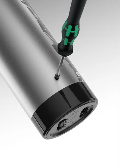 eGo Max removable battery step1 unscrew philip screw